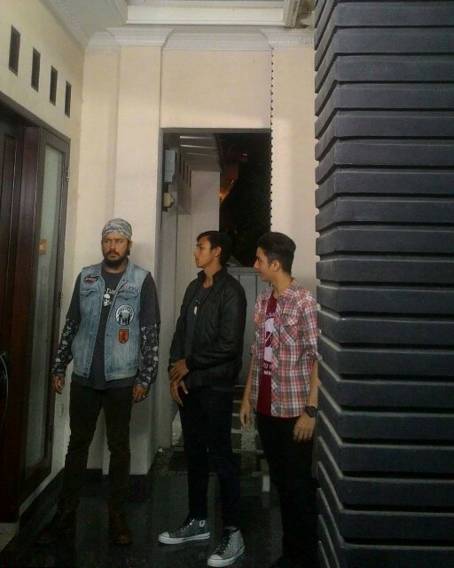 Abah Mondy Adam 
ini Pasti mau Minta tanggung jawab atas apa yg terjadi sama Neng yahh
