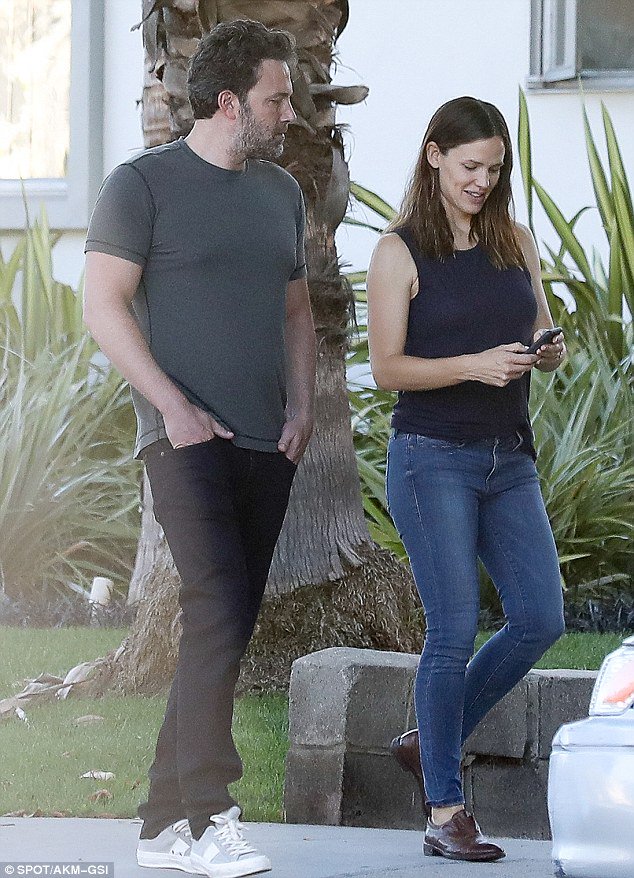 Daily Mail Celebrity on Twitter: "Exes Affleck and Jennifer Garner look relaxed dinner date https://t.co/y5pmTZaZEP https://t.co/Dm2JURpJyi" / Twitter
