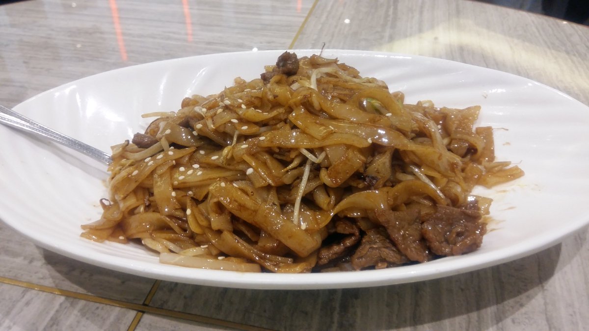 chrislui01's tweet photo. More noodle dishes at #CalgaryCourt @tasteofasia_adm in @yycchinatown! Wok Fried Rice Noodles with #Beef and Bean Sprouts! #yycfood! https://t.co/LeyDa31qP8