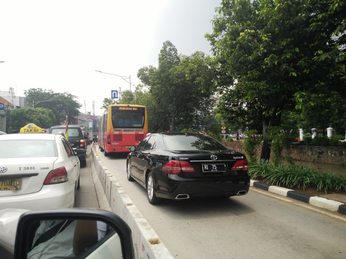 Memberikan contoh yang tidak baik mobil RI 75 msk jalur busway tgl. 27 september 2016 pkl. 11:23 wib <a href="/RadioElshinta/">Radio Elshinta</a>