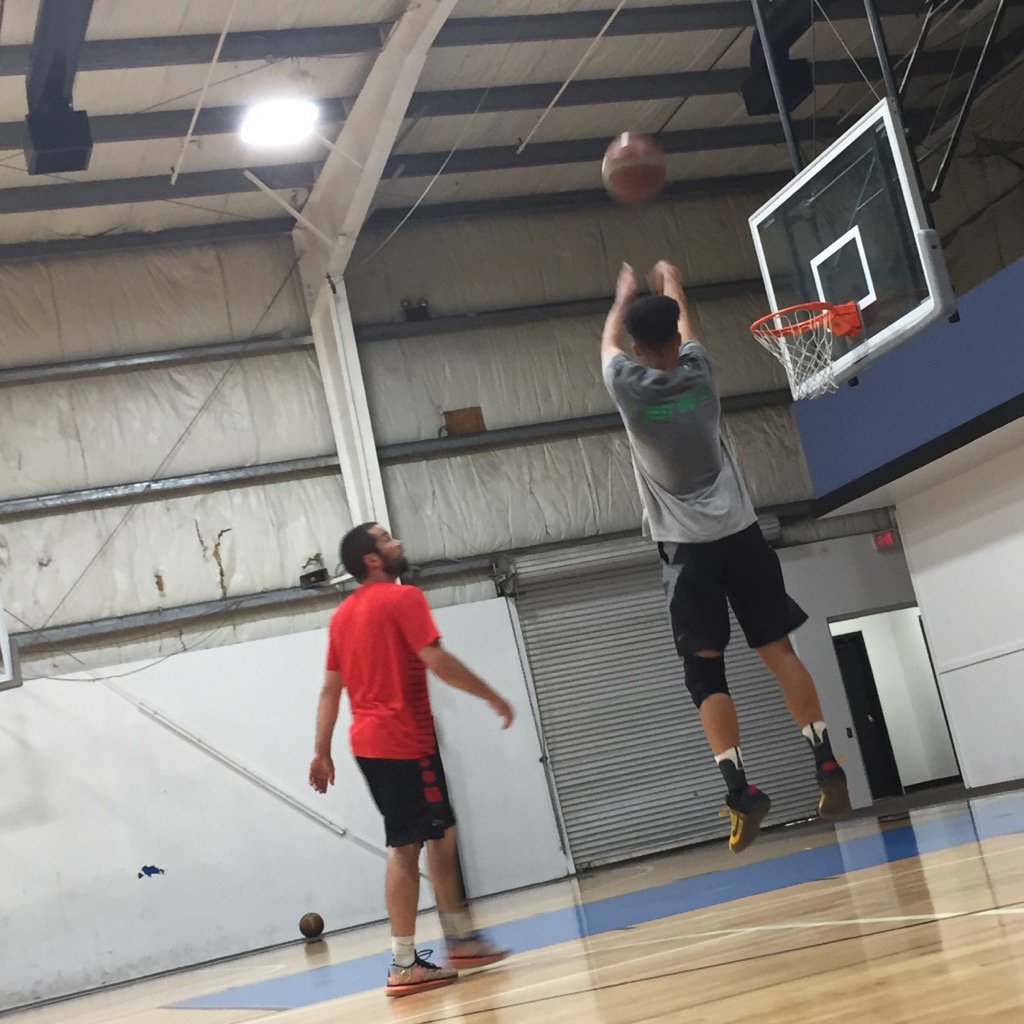 LEswooshbball's tweet photo. Grind and get better every day. #Bringyourgame #DJShaw @TRDbizz @Hawk_Basketball https://t.co/ftMJdPhSPn