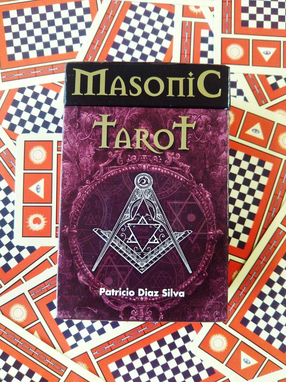 Twitter 上的 Pentacle タロットの世界展 友愛結社 フリーメイソン の名を冠したタロットカード フリーメイソンのシンボルマーク 定規とコンパス や プロビデンスの目 六芒星 などがカードのあらゆるところに描かれています カードはスタンド型の特製