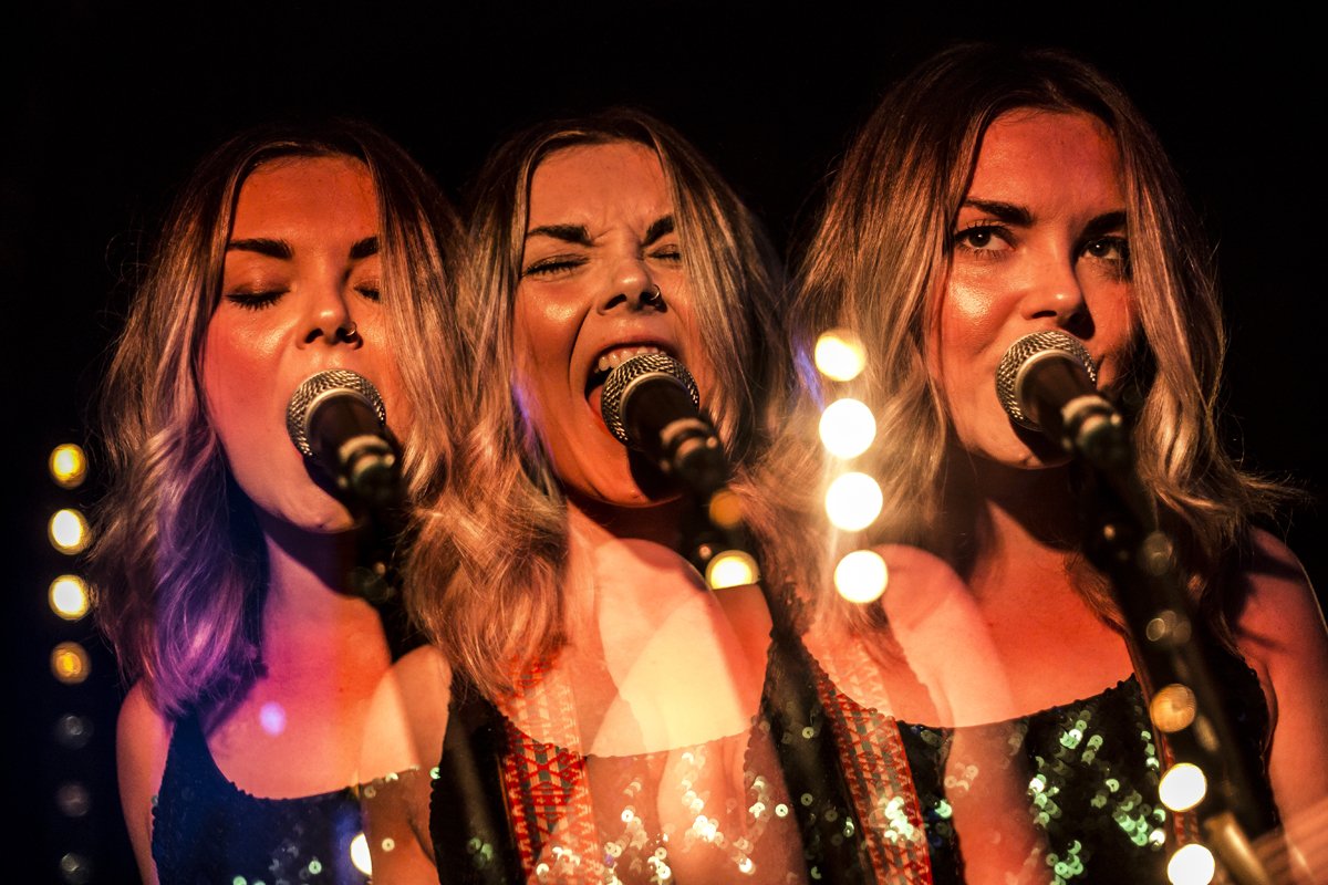bestfitmusic's tweet photo. Honeyblood on tour at The Hug and Pint in photos by David McAndrew: https://t.co/DbmFbQMuG8 https://t.co/LMKbvcElip