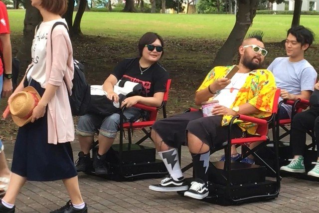 (VIDÉO) Fini le calvaire des files d’attente debout, voici les chaises autonomes.