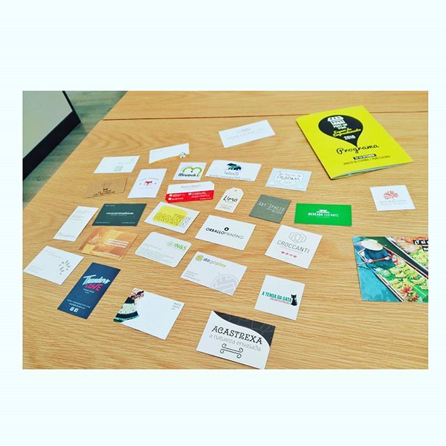 pontUPstore's tweet photo. Moitos #emprendedores están estes días a contar todas as tarxetas que recibiron no #PontUpStore. #MovementoUp tamén significa #Networking :) https://t.co/3FeUNXP3pg