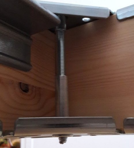 Mme_Bobo's tweet photo. Quand le #SAV d'#IKEA te dit que tu es en tord car tu as vissé trop fort un pied de lit en bois et cassé une vis en métal #WonderWoman https://t.co/qMR6uacuzg