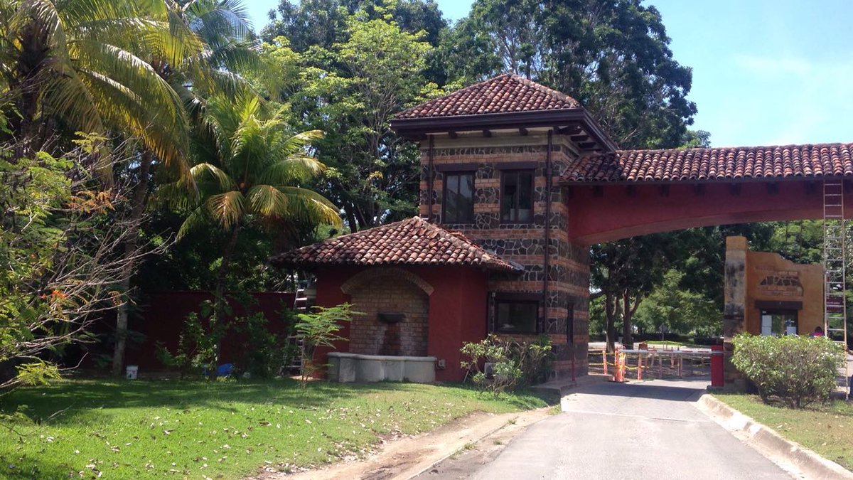 AnkerStuy's tweet photo. Tijdens onze reis naar het zonnige #Panama gelijk even een bezoek gebracht aan de toegangspoort van Buenaventura met onze #Multicoat https://t.co/d3V9MX37WP
