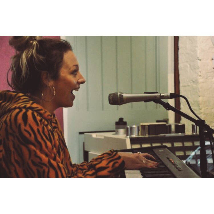 IslaRaeMusic's tweet image. Back to it! 🎹🎼🎤 #tuesdayvibes #singersongwriter #creatingmusic #tuesday #performer #songwriter #singer #singers #music #lyrics #lyricis