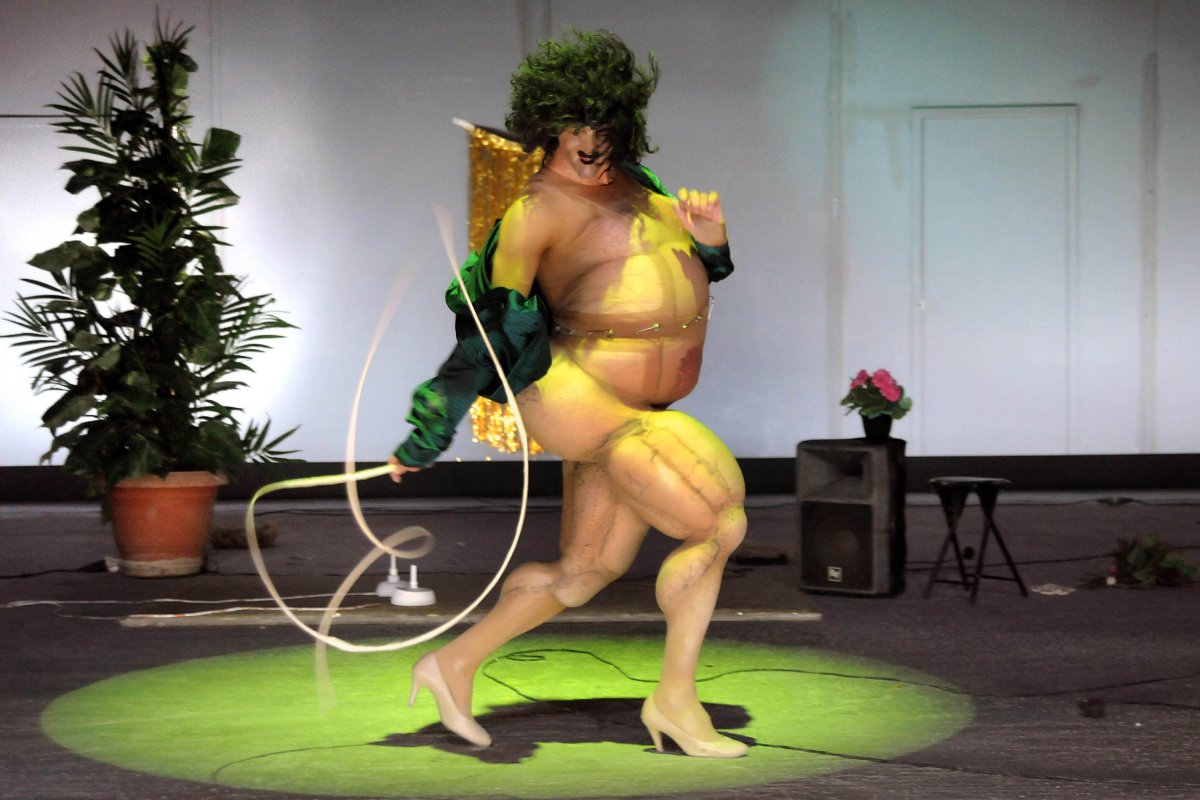 .<a href="/Euripides_L/">Euripides Laskaridis</a>, créature grotesque et #queer dans son solo #Relic, à la @maisondeladanse #Lyon ce soir et demain heteroclite.org/2016/09/relic-…