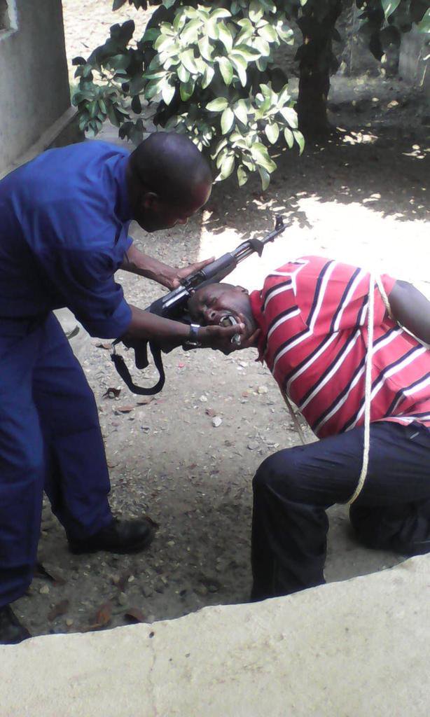 VSF_OFFICIEL's tweet photo. #HRC33 @Munezero_DoriaN Greenades en bouche👇agissements de la police au #Burundi #RDC #Gabon #debatenight #Gabon https://t.co/vemul0oTr0