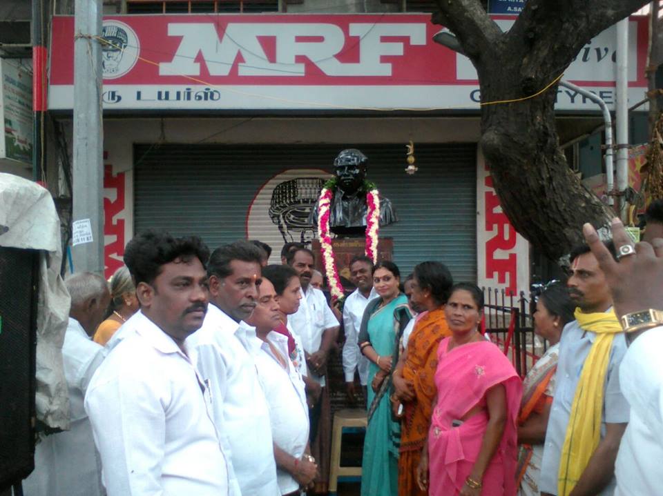 Shimla_Mass's tweet photo. Celebrating Perarignar Anna's 108 Birthday https://t.co/WUImtGg6eE
#DMK #DMK2016 #RKNagar #ShimlaMuthuChozhan https://t.co/IVEUw0Jwh8