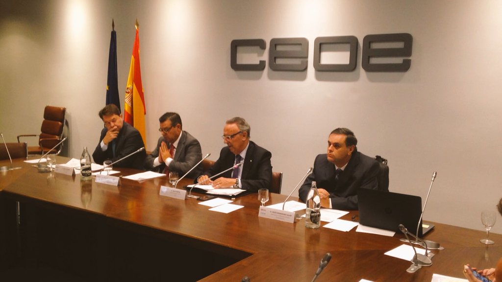 Fundacion_ONCE's tweet photo. Hoy #DiaMundialTurismo celebramos con @CEOE_ES  la Jornada 'La accesibilidad turística como estrategia empresarial'. #WTD2016 https://t.co/AA1adwtbqA