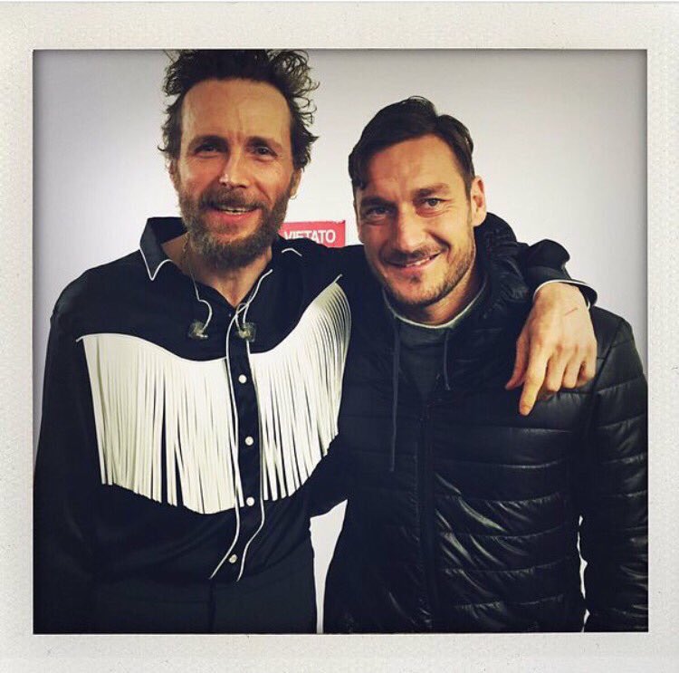 TeenMagazineges's tweet photo. Non importa che tipo di fan siete. I GRANDI uomini lo sono per tutti, anche per noi Teenagers
#auguriJOVA #AuguriTOTTI https://t.co/S4hIv1HgQZ