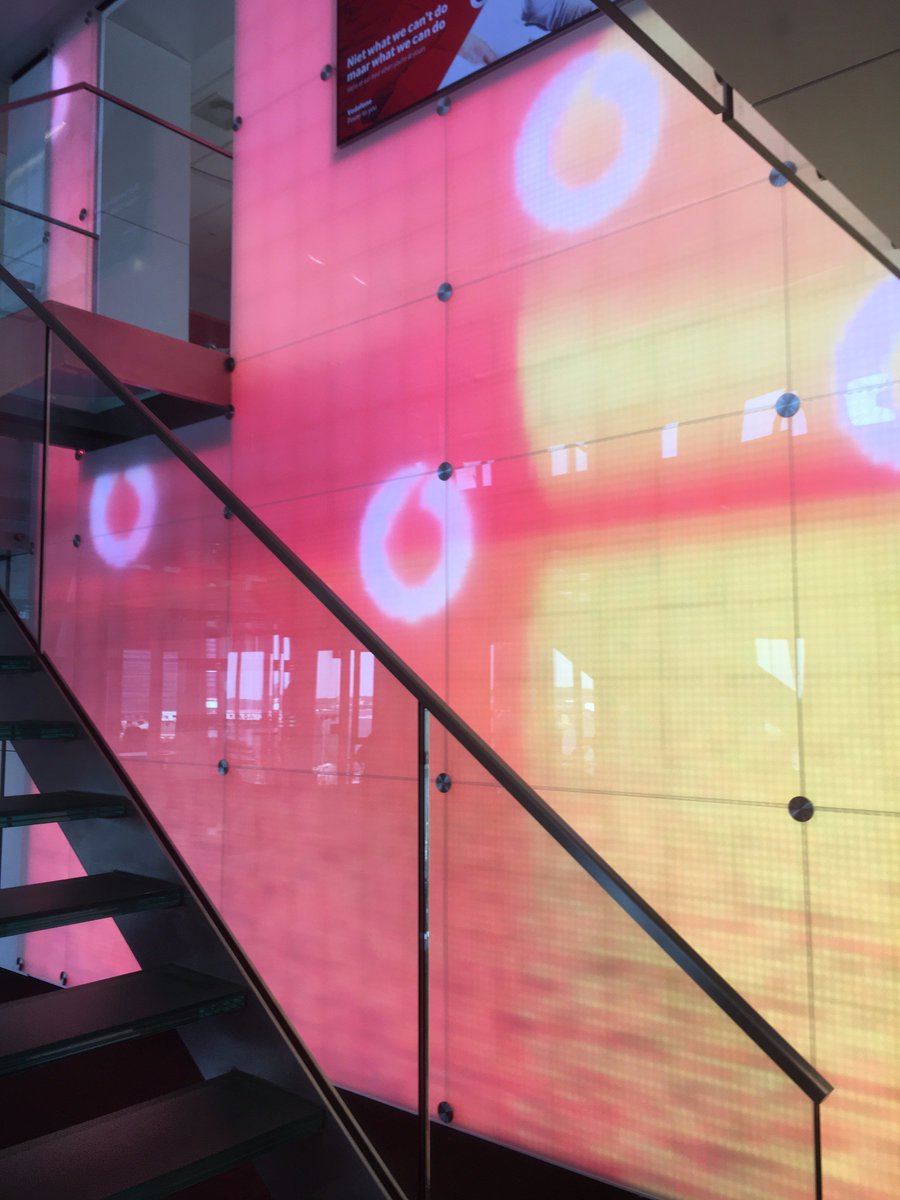 Met iets meer dan 27.000 RGB led-jes is dit project bij Vodafone af! Door sensoren op de wand speelt er steeds een ander effect af.