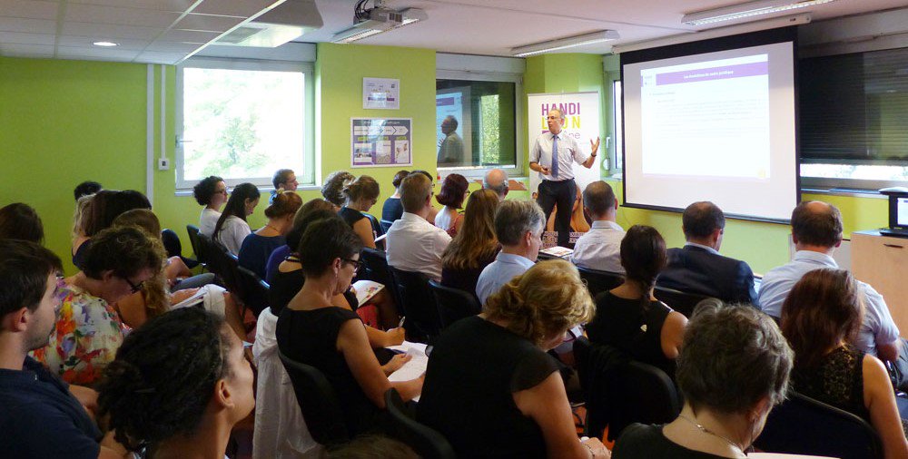 60 personnes étaient présentes au dernier RDV de la diversité. Le prochain aura lieu le 21 octobre. handilyonrhone.org/index.php/hand…