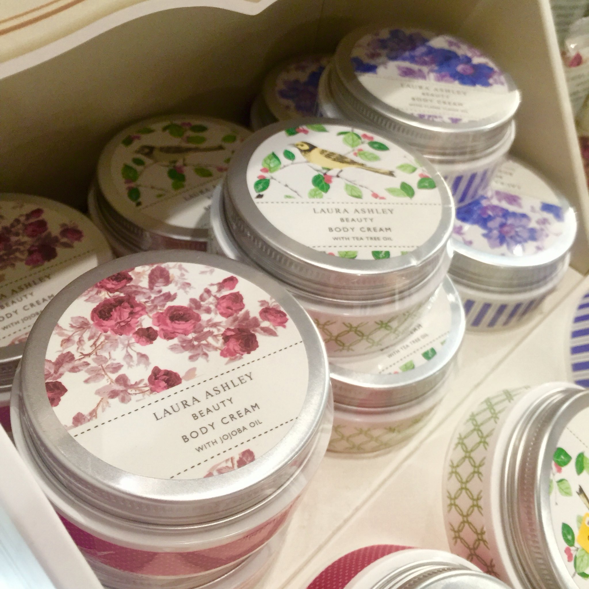 渋谷ロフト ローラアシュレイのコスメグッズです パッケージがまず可愛い 香りもめっちゃ女子 リップクリーム ハンドクリーム もあるよん ボディクリーム 税込1 944円 ローラアシュレイ Lauraashley T Co C6mg9h3whm Twitter