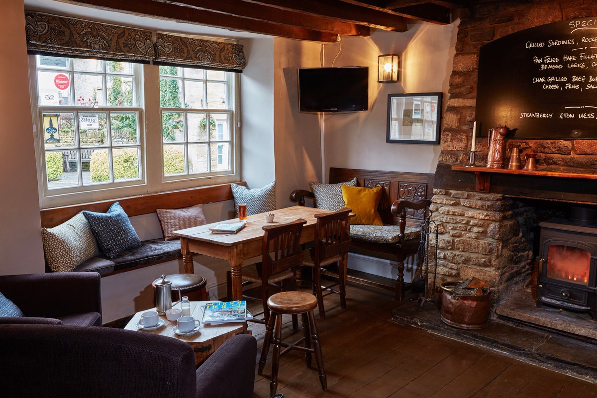 AngelAtBurford's tweet photo. Ooooh, Autumn is IN the air! #pubfires #cotswolds https://t.co/Nj203GLNe3