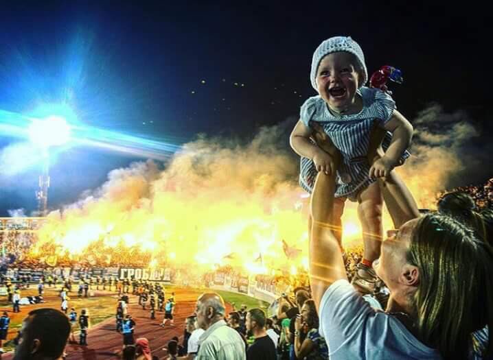 Overlevelse imod Ulydighed Football Tweet ⚽ on Twitter: "This photo taken during the Partizan Belgrade /Red Star game is incredible. 👏🏼 https://t.co/1v4IeGurBt" / Twitter