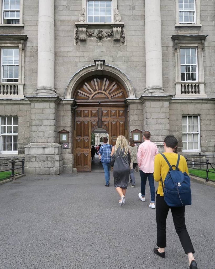 Rachel_With_AnE's tweet image. Walking back to the grindstone aka Trinity College Students attending lectures. #trinityco… ift.tt/2czJHJg
