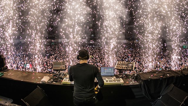 PAULVANDYK's tweet photo. Sydney, I am ready for you! #Trancefamily #GenesisWhite https://t.co/logR4xTcWt