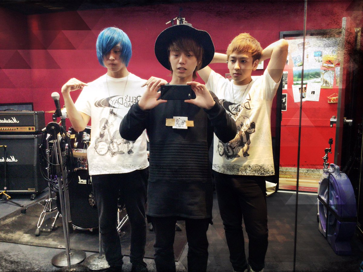 Jin_Miyata_'s tweet photo. リハ終わりー( *｀ω´)

自分の髪色見慣れないwww

志麻兄ぃとデルズT着たよー！
ワンマンは会場皆でおそろしよ^o^ https://t.co/dLAsB2hj0Q