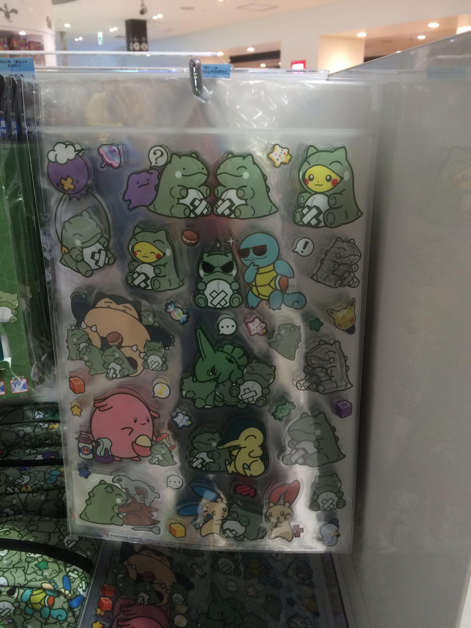 ひ たん ポケモンセンター オーサカ みがわり関連のグッズが可愛かった カラカラの泣いてる理由って 今の子どもにわかるのだろうか ヒント 初代のシオンタウン T Co Vmmefledat Twitter