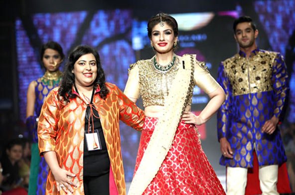mid_day's tweet photo. .@TandonRaveena walks the ramp at #PuneFashionWeek https://t.co/J7iEMS7xs8 #middayphotos #bollywoodphotos #RaveenaTandon https://t.co/lm49Wxwlqr