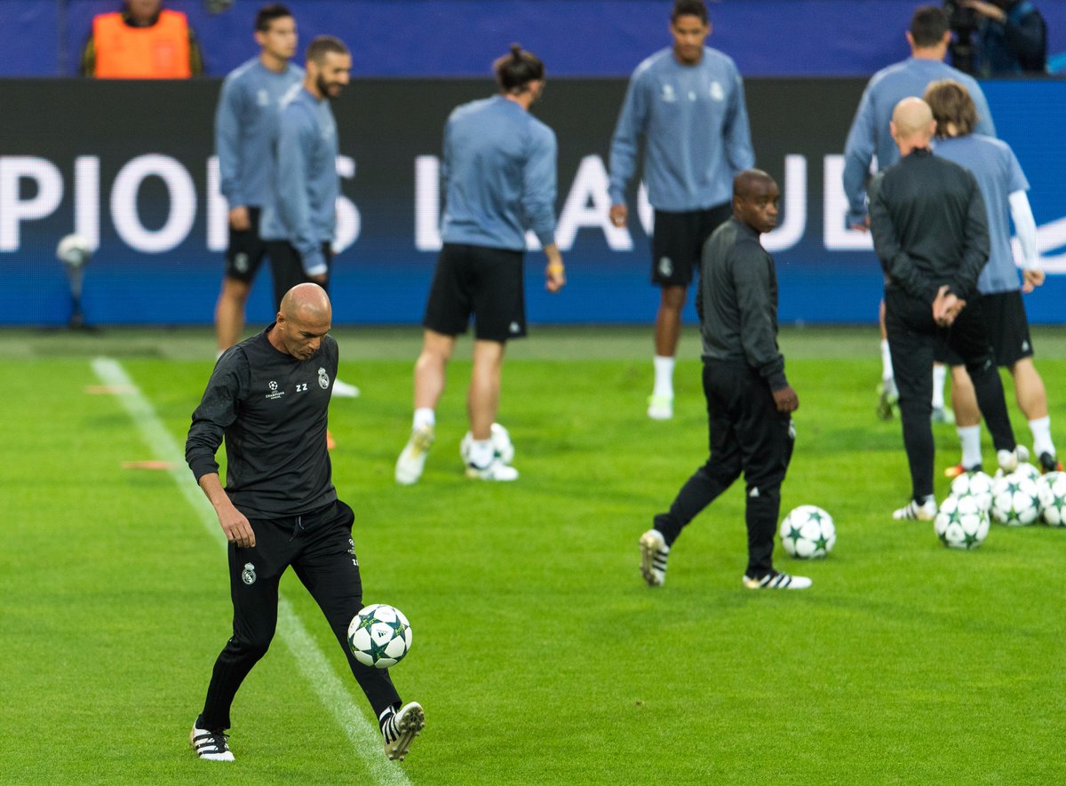ChampionsLeague's tweet photo. Zinédine Zidane ⚽ 👌 #UCL https://t.co/Zg9QLpqRxF