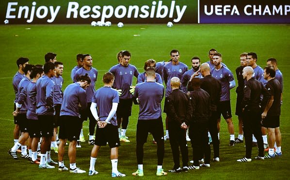 هُم الأقوى في البطوله الأقوى
هُم الأعرق في البطوله الأعرق
هُم سادة أوروبا و العالم

لا يُخيفهم شي .. يسيرون بخطى ثابته 
ها هُم قد عادوا