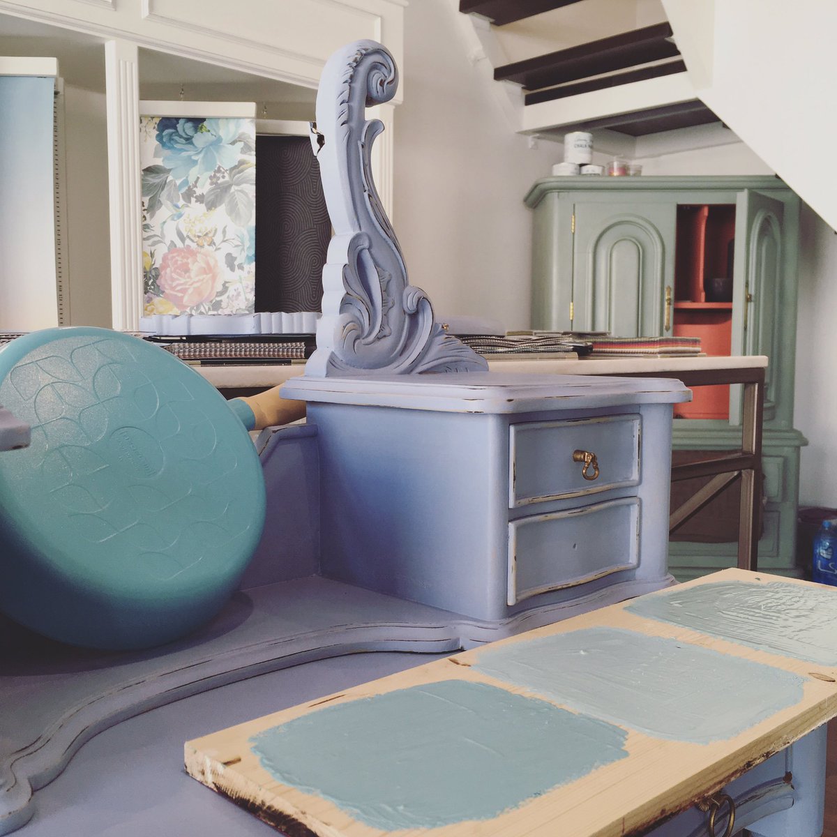 Mixing some #anniesloan #chalkpaint <a href="/beckett_bh/">Beckett Interiors</a> 😬
#Bahrain #interiordesign #design #muharraq