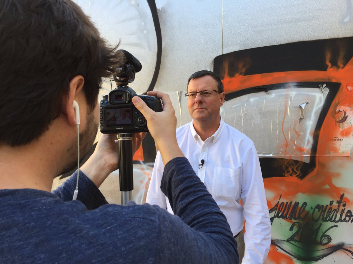 Samsafr's tweet photo. On commence le tournage des vidéos du #Mooc #travailflexible de @Zevillage avec @xm et @RaphLizambard https://t.co/Q7aaq6Gg3D