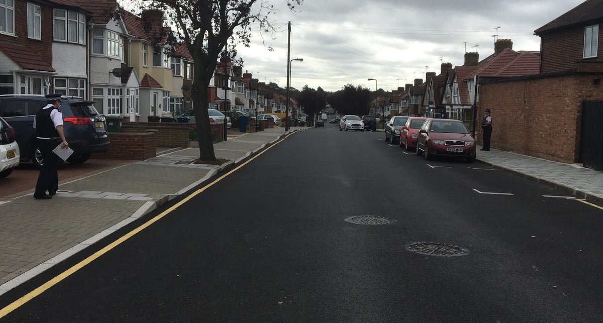 MPSHarrow's tweet photo. Patrols and leaflet drops in Edgware as part of #securestreets https://t.co/RzzFEk9R3q