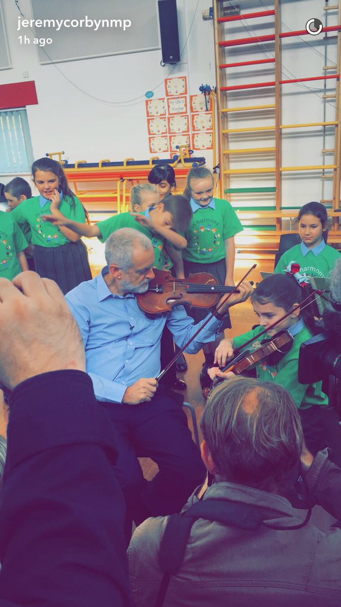 horton_official's tweet photo. Corbyn plays the violin as a child dabs behind him. Beautiful https://t.co/8VTLUIuVtg