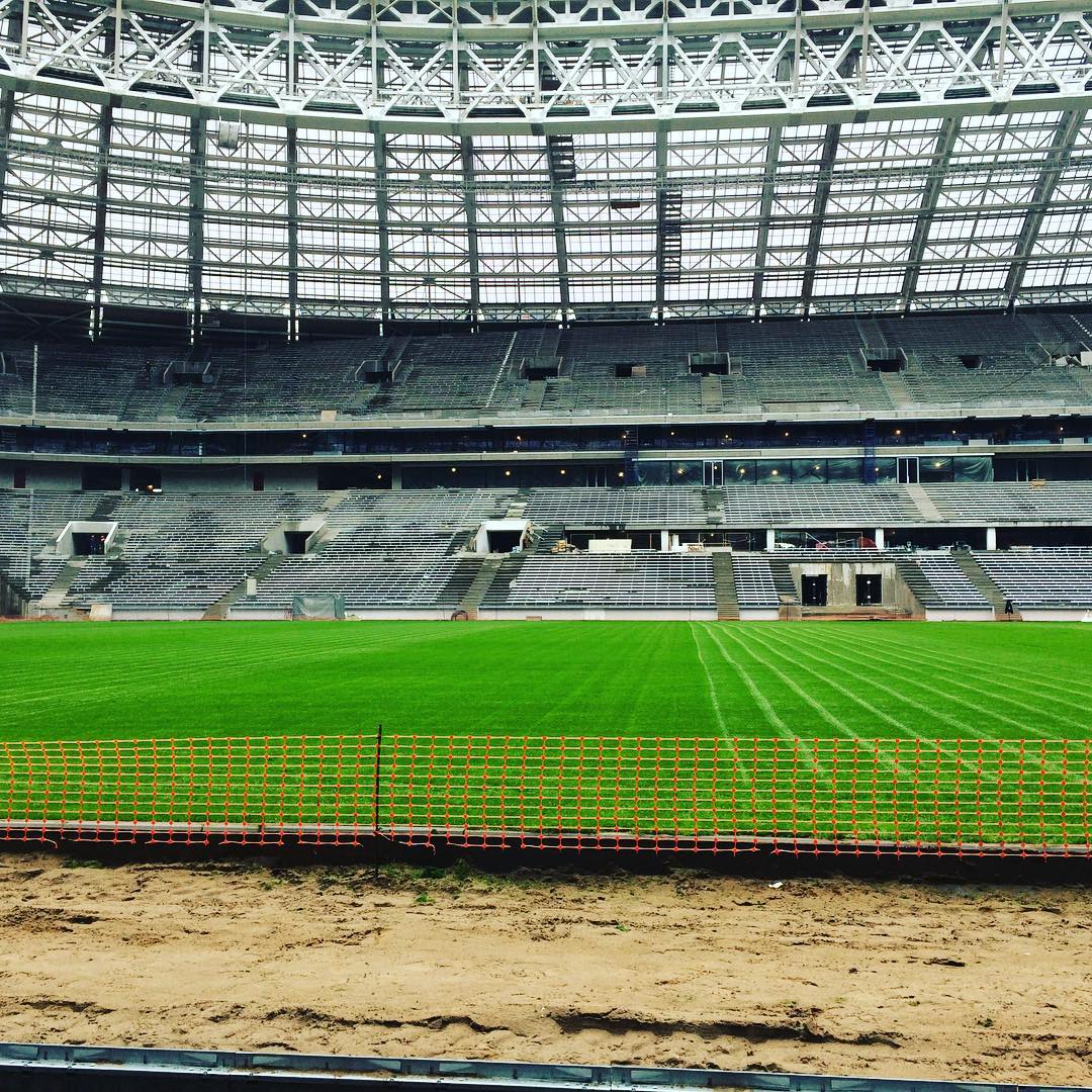 18 ロシアワールドカップ情報 13年には世界陸上モスクワ大会が開催されたルジニキスタジアムが大きく生まれ変わりました 世界陸上やモスクワオリンピックで使用された陸上トラックは撤去され 球技専用の球技場になりました 決勝戦はルジニキ