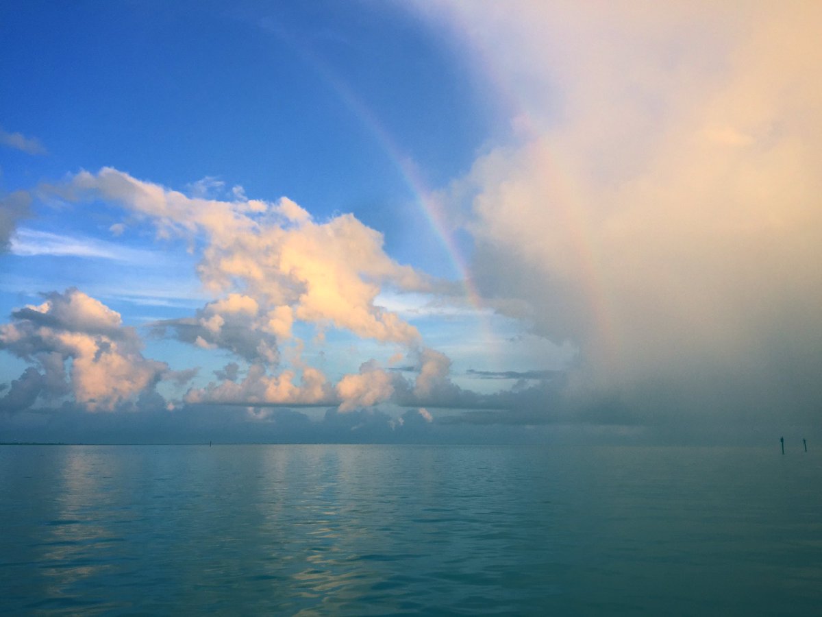 Melissey76's tweet photo. Somewhere over the rainbow ... #southpadreisland #SPI #lagunamadre  #3SEA #beach #shallowsport https://t.co/lmwJ5uPsDl