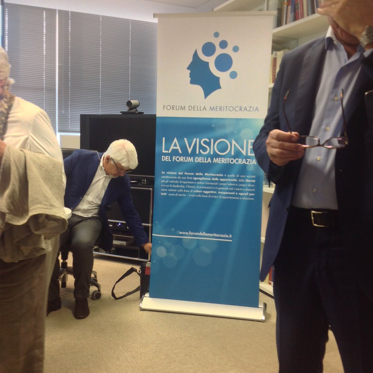 LauraTorretta's tweet image. Stasera si dibatte sul referendum costituzionale presso #lablaw con il #forumdellameritocrazia. Perché si è perché no?