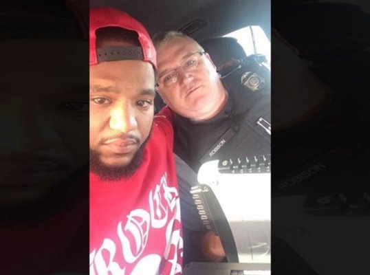 Cop drives man 100 miles to family in Detroit to grieve death of sister