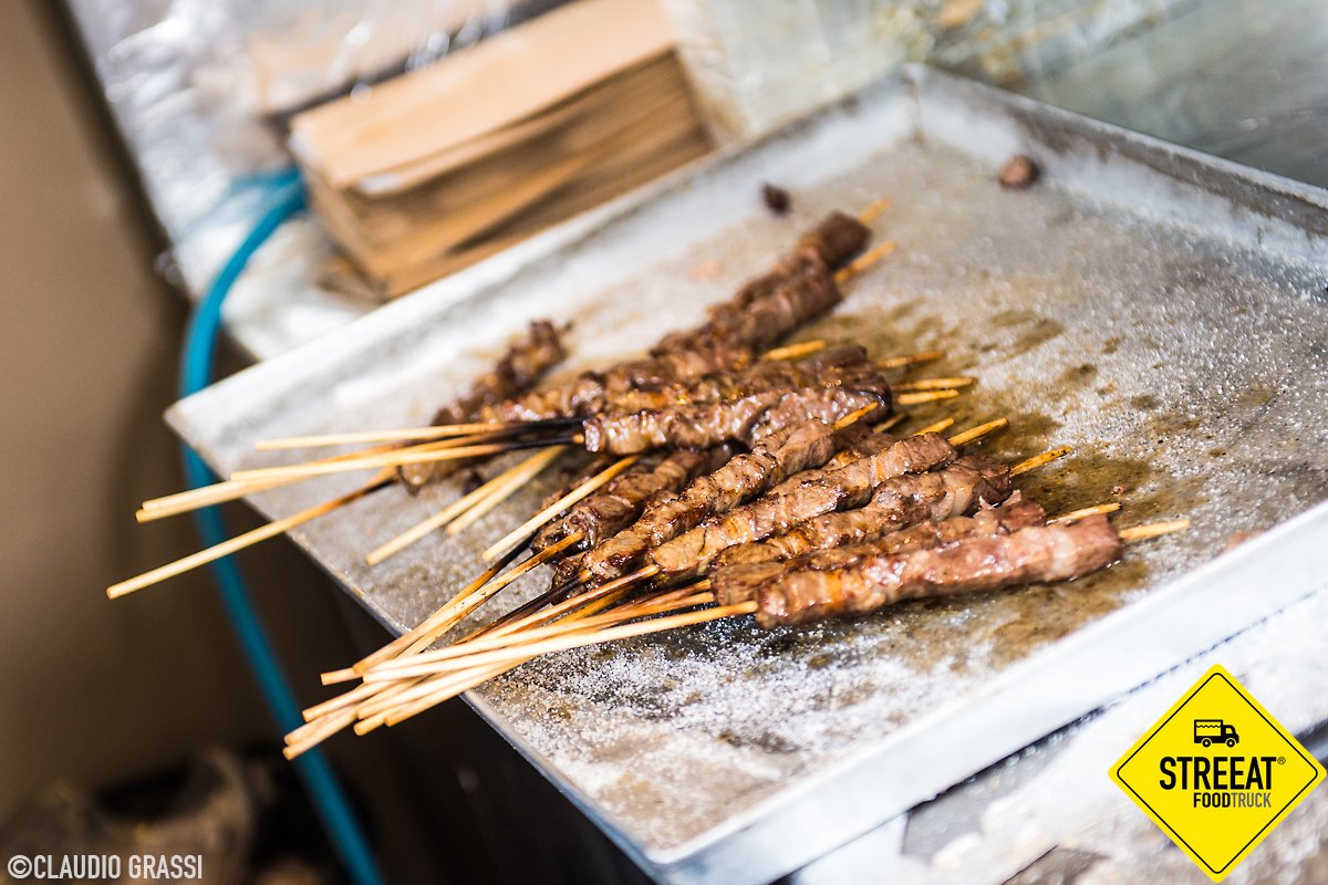 Arrosticini di pecora targati #apescottadito
A #Mantova,#Udine, #Bari
@mantova2016 @AzaleaPromotion <a href="/WeAreInPuglia/">WeAreInPuglia</a>