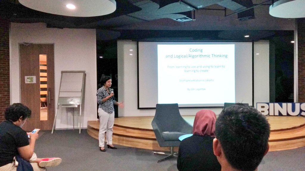 CodingIndonesia's tweet image. Our co-founder @nengkurie in action before the main event | #akberJKTcoding