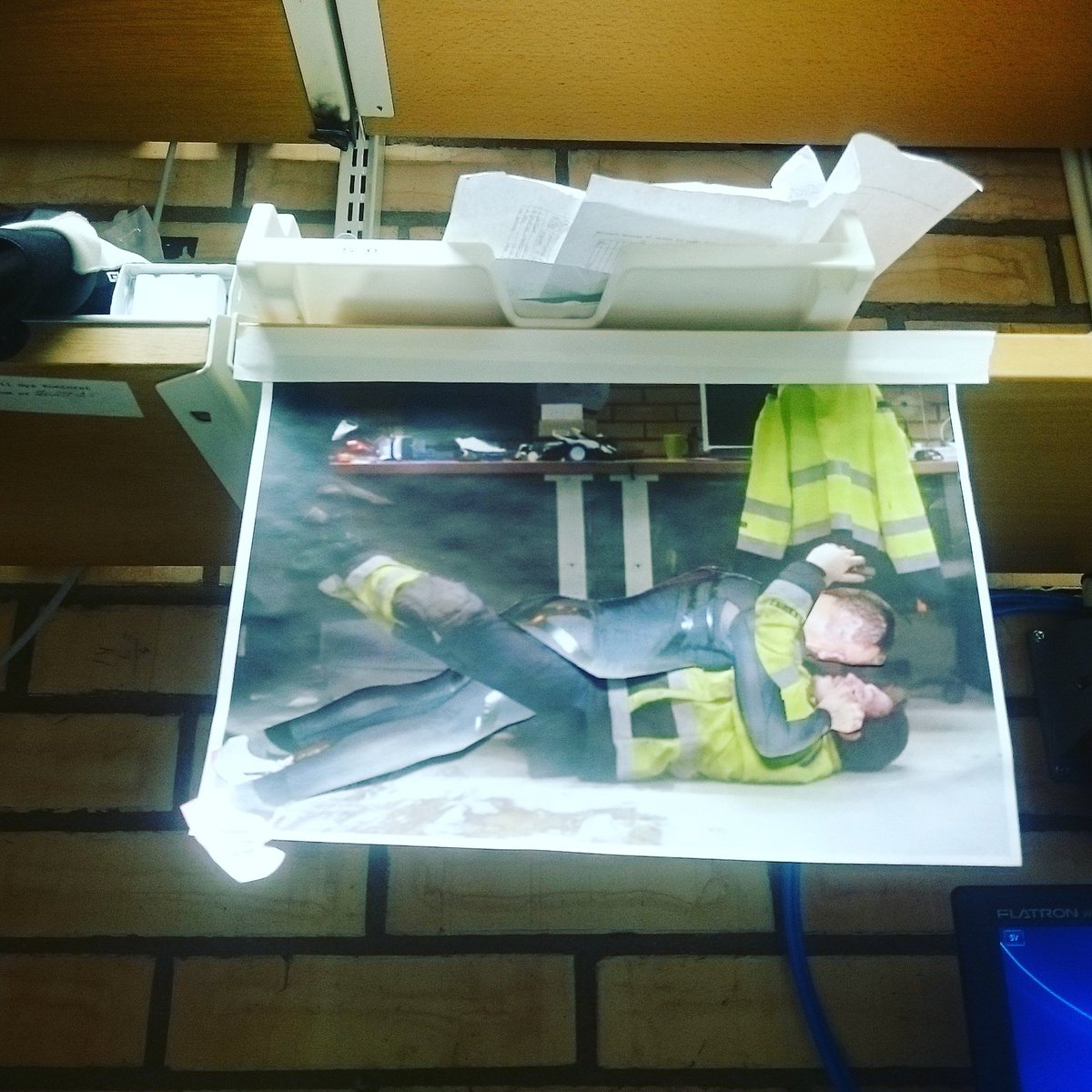 AcErN92's tweet photo. When your coworker suprise you with his skills... #art #SCISSORS #painting #coworkers #laugh4life #tohot #hot https://t.co/LeYeJitfbi