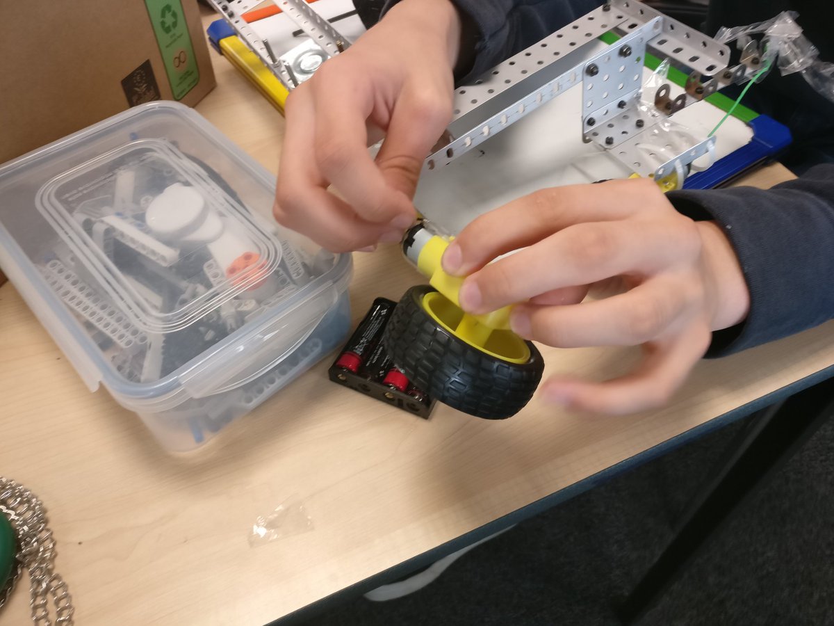 DesignAutoMecha's tweet image. Week 2:
The team has been divided into specialist groups, the website has been updated and progress continues  a prototype robot