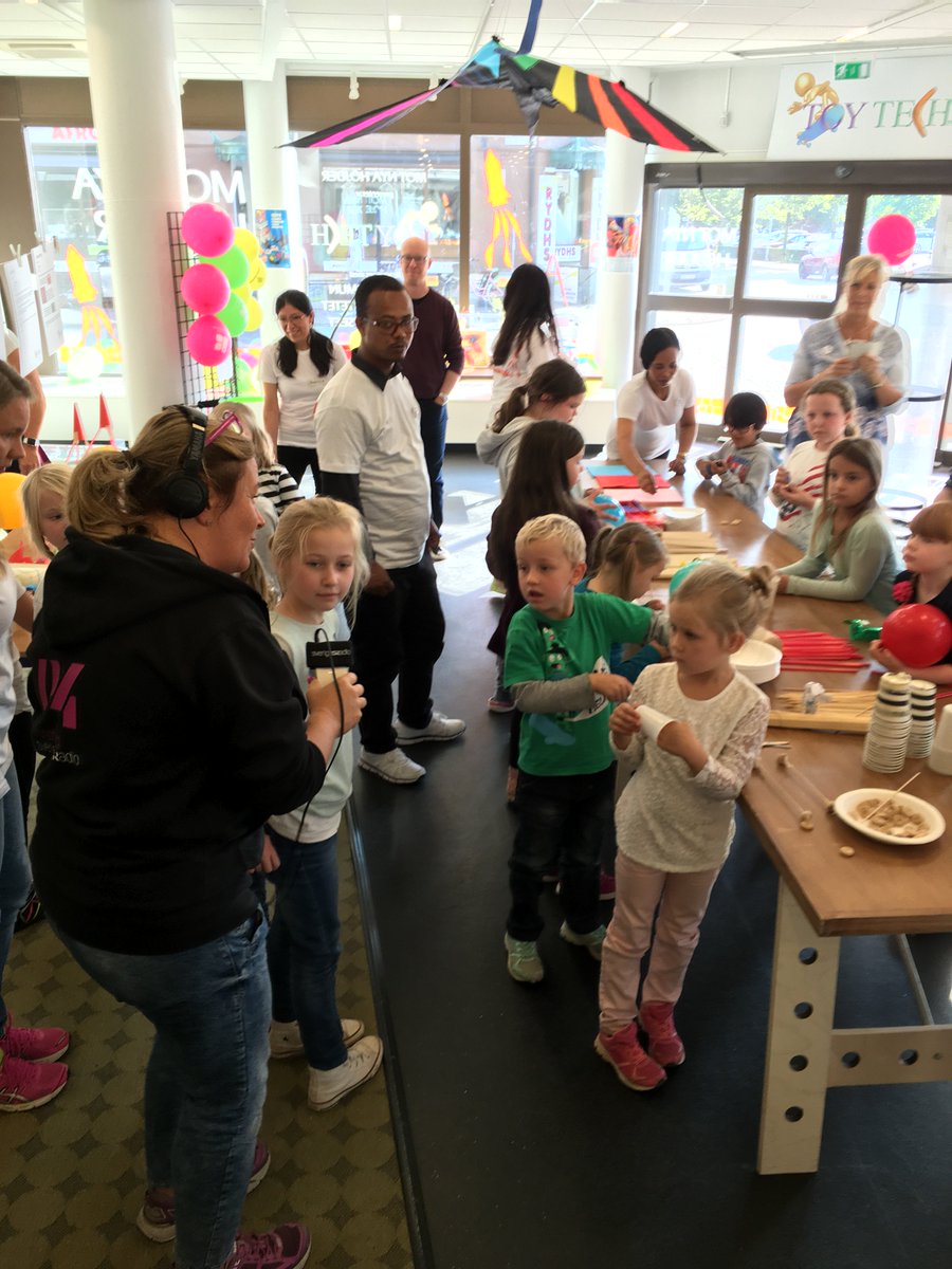 motnyahojder's tweet image. Förutom elever från Älghults friskola besökte även @magazinet_vaxjo och @P4Kronoberg #toytech och #motnyahöjder idag.
