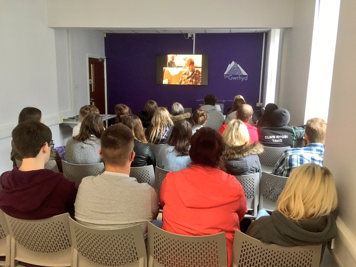 Braf croesawu myfyrwyr <a href="/CymraegAbertawe/">Cymraeg Prifysgol Abertawe</a> atom i glywed <a href="/CatrinHeledd3/">Catrin Heledd</a> yn trafod Dafydd Rowlands a gwylio #LicrysOlsorts