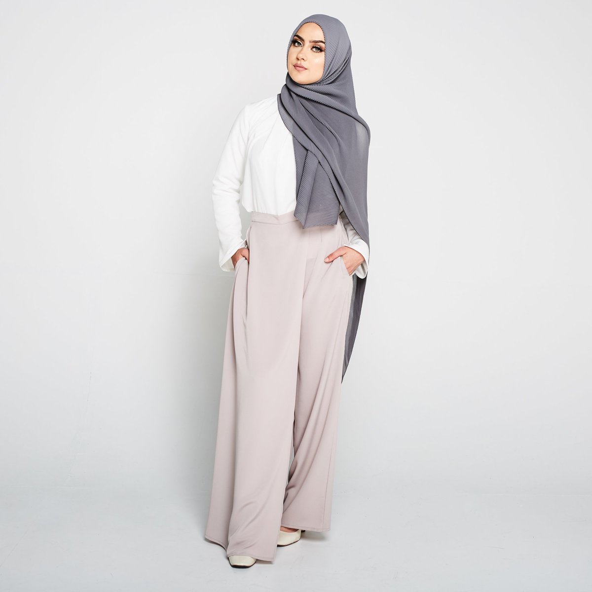 Create the casual look with Nesci VICI pants, VIDI blouse &amp; Feradje PLISSE Scarf

Shop all here hazanah.com