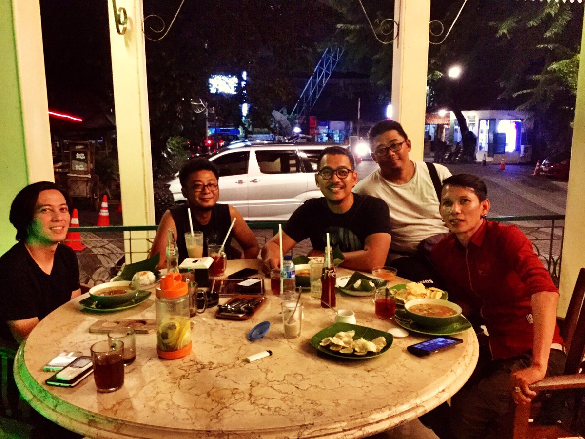 Sami-sami RT <a href="/waroengsolo/">Waroeng Solo</a>: Serunya kedatangan <a href="/TheTitansBand/">THE TITANS Indonesia</a>. Terimakasih atas kunjunganny ya 🙏 cc <a href="/balaisarwono/">Balai Sarwono</a>