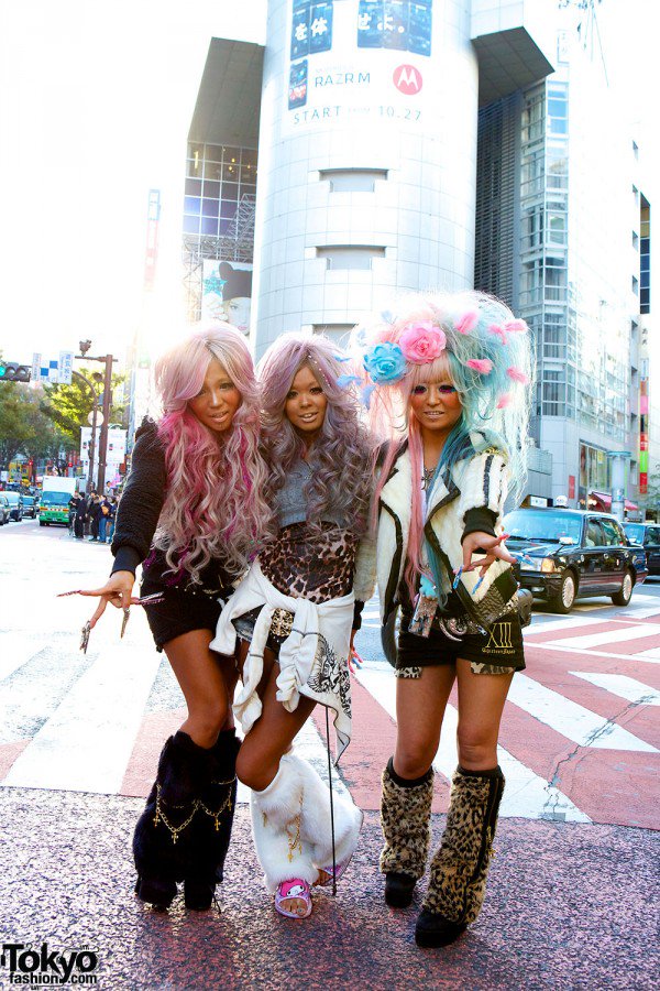 Caroline79's tweet photo. Japan's Black Diamond feature in book #StyleTribes to represent gyaru culture with images from @TokyoFashion https://t.co/NYdFr15esK https://t.co/ASDdwHPHdq