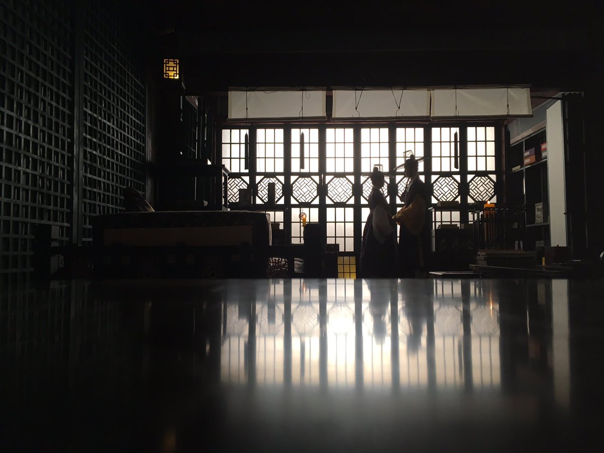 jeros119's tweet photo. 다른 이에게 갈 행복까지 제게 온 것이면 어쩝니까
하여...곧 도로 빼앗아 가면 어쩝니까... https://t.co/QdYPfk9Jff