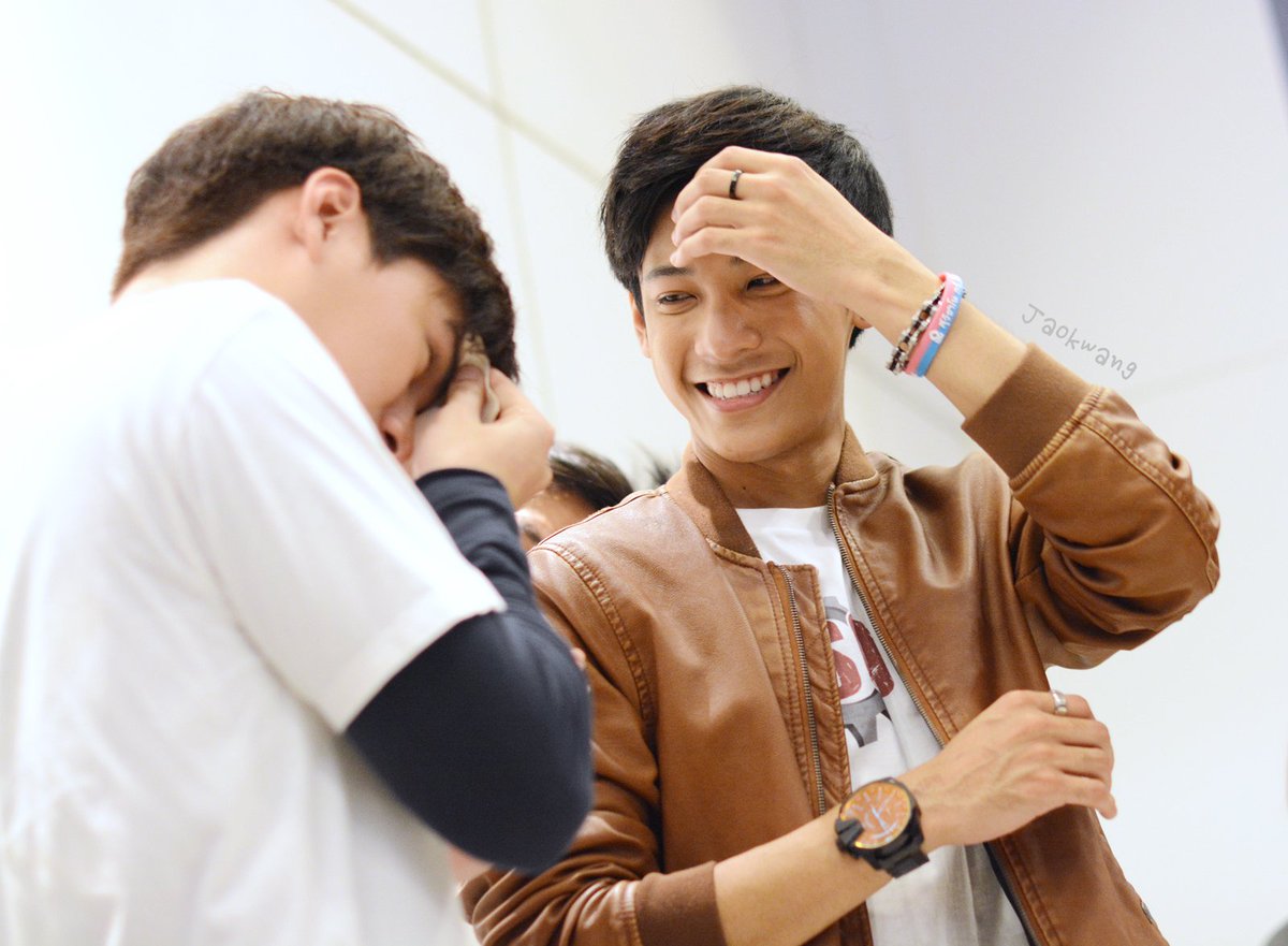 kwang_pongpang's tweet photo. K: พี่สิง เค้าร้อนง่ะ
S: *ยิ้มกว้าง**คิดในใจ* อย่ามาน่ารักตอนนี้ได้ไหมเจ้าก้อนนนน
#คริสสิงไม่ได้กล่าว #meมโนเอง #ทีมพีรญา 
@KristSingtoFC https://t.co/cZUEtuVkmm