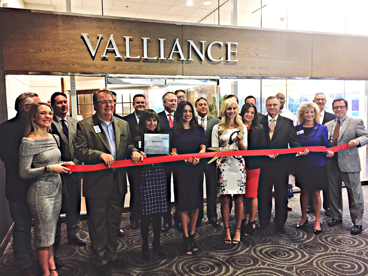 Look, I got to use the big scissors! ✂️😉 excited that <a href="/VallianceBank/">Valliance Bank</a> downtown is now a part of the <a href="/okcchamber/">Greater OKC Chamber</a> #vbank #tailoredbanking