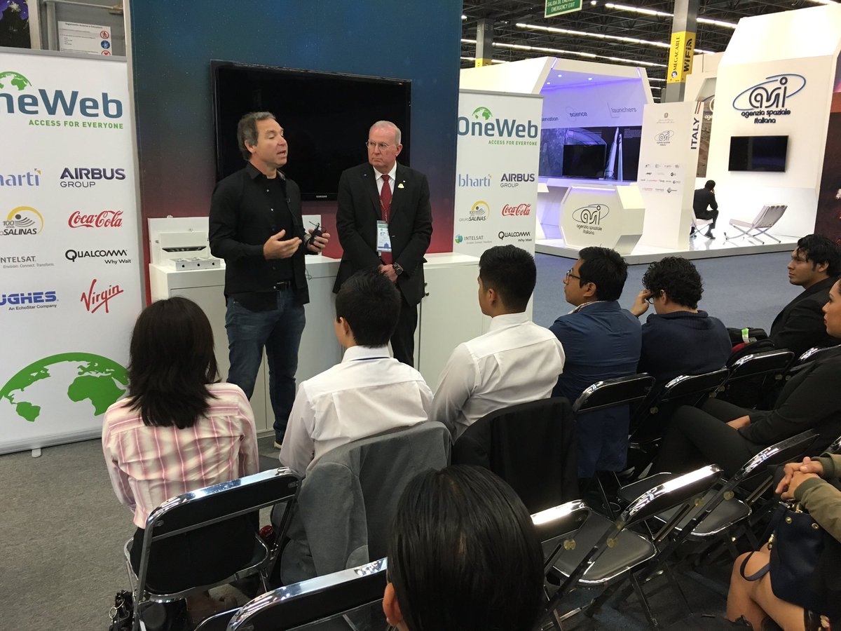 KarlozDuarte's tweet photo. .@greg_wyler #OneWeb founder gives a pep talk to the #MEM2016 finalists during #IAC2016 https://t.co/DXAoF3r5r9
